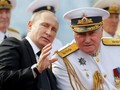 Tổng thống Nga Vladimir Putin nói chuyện với Tư lệnh hải quân Nga Vladimir Korolev. Ảnh: BusinessLIVE/Reuters.