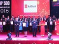Lãnh đạo SEA Bank lên nhận chứng nhận