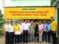 Ông Nguyễn Tấn Tài – Giám đốc Chi nhánh Nam A Bank Kiên Giang cùng đại diện UBMTTQ, UBND TP Rạch Giá trao nhà Đại đoàn kết cho gia đình bà Nguyễn Thị Hoa ở xã Phi Thông.