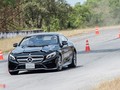 Mercedes S-Class Coupe trong bài tập chạy zig-zag.   