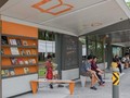 Người chờ xe buýt có thể truy cập Wi-Fi miễn phí, chọn lấy một cuốn sách và đọc, tải e-book ...