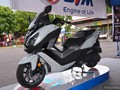 Phân khúc xe tay ga cỡ lớn tại Malaysia vừa đón nhận thêm một thành viên mới là SYM Cruisym 300i 2017. Đây được giới thiệu là mẫu xe mang giá trị tối đa cho người sử dụng, đặc biệt thích hợp với những hành trình dài. 