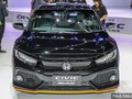 Gian hàng của Honda tại triển lãm Bangkok International Motor Show 2017 nổi bật không chỉ với mẫu Honda CR-V mới mà còn có sự hiện diện của chiếc Civic Hatchback được gắn bodykit Modulo.