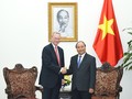 Thủ tướng Nguyễn Xuân Phúc tiếp ông Eric Schmidt, Chủ tịch điều hành Tập đoàn Alphabet (công ty mẹ của Google). Ảnh: VGP/Quang Hiếu