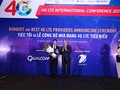Lãnh đạo VinaPhone nhận danh hiệu "Nhà mạng 4G có chất lượng Chăm sóc khách hàng tiêu biểu" do thứ trưởng Bộ TT-TT Nguyễn Minh Hồng trao tặng.