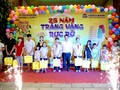 Các em nhỏ hân hoan nhận những món quà trung thu từ Nam A Bank.