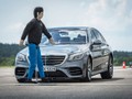 Một bài thử nghiệm tính năng hỗ trợ người lái xe của Mercedes-Benz với người giả trên đường

