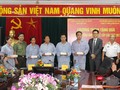 Ông Kim Dong Ji (áo đen) và Trung tướng Nguyễn Văn Tình (áo trắng) thay mặt Ban tổ chức trao quà cho các bệnh nhân. Ảnh: Thuần Phong