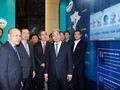 Thủ tướng tham quan "Triển lãm quốc tế “Phát triển công nghiệp thông minh - Smart Industry World 2017”. Ảnh: VGP