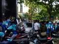 Đoàn người tập trung trước trụ sở Uber (Vạn Bảo - Hà Nội) chiều 8/4 để cùng nhau tuần hành,chia tay Uber.