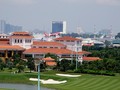 "Đẳng cấp" vừa ngằm máy bay vừa… đánh golf!