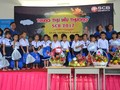 Đại diện SCB trao quà cho các em học sinh ở Củ Chi
