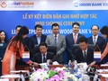 Ông Phạm Doãn Sơn, Tổng Giám đốc LienVietPost Bank và ông Ông Kim Seung Rock, TGĐ Woori Việt Nam ký biên bản ghi nhớ hợp tác.