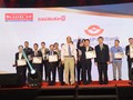 Đại diện LienVietPostBank lên nhận danh hiệu Top 100 Sản phẩm - Dịch vụ Tin & Dùng Việt Nam 2017.