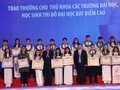 Trao thưởng cho Thủ khoa các trường ĐH, học sinh thi đỗ ĐH đạt điểm cao.