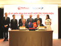 Chủ tịch HĐQT kiêm Tổng Giám độc Tập đoàn T&T Group - Đỗ Quang Hiển (bên phải) và Tổng Giám đốc Hiệp hội Doanh nghiệp HunterNet - Tone Cade ký kết Biên bản ghi nhớ hợp tác