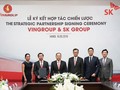 Đại diện Vingroup và SK Group ký thỏa thuận hợp tác chiến lược ngày 16/5/2019.