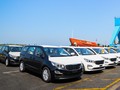 Lô xe Kia Grand Carnival được đưa vô container tại Khu công nghiệp THACO Chu Lai (Quảng Nam) để xuất khẩu sang Thái Lan.