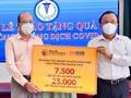 Đại diện Tập đoàn T&T Group và Ngân hàng SHB trao tặng các thiết bị y tế/ sinh phẩm cho Ts. Bs. Mai Văn Mười, Phó Giám đốc Sở Y tế tỉnh Quảng Nam