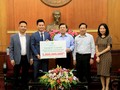 Ông Trần Quốc Việt – Tổng Giám đốc Tập đoàn Ecopark (bên trái) trao số tiền hỗ trợ cho đồng bào miền Trung thông qua Ủy ban Trung ương Mặt trận Tổ quốc Việt Nam.