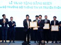 Đại diện MISA (bên trái) nhận Bằng khen từ Bộ trưởng Bộ Thông tin và Truyền thông Nguyễn Mạnh Hùng