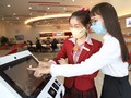 Khách hàng sử dụng Smart Kiosk tại HDBank Cộng Hòa