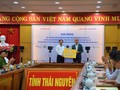 Đại diện PVcomBank trao tặng 150 thiết bị quét mã QR cho UBND tỉnh Thái Nguyên.
