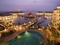 Khách sạn InterContinental Hanoi Westlake được xây dựng hoàn toàn trên mặt nước Hồ Tây thanh bình và được vận hành bởi tập đoàn quản lý khách sạn hàng đầu thế giới InterContinental Hotels Group (IHG).