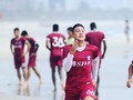 Đình Hoàng và các cầu thủ SHB Đà Nẵng đều trang thủ tập thể lực trên bãi biển. Ảnh FBNV.