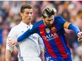 Bị thiệt hại lớn như thế nhưng các ngôi sao Cristiano Ronaldo và L.Messi vẫn đi đầu trong việc quyên góp kinh phí để chống dịch Covid-19. Ảnh CNN.