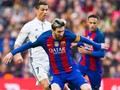 Theo bạn Lionel Messi và Cristiano Ronaldo, ai giỏi hơn? Ảnh CNN.
