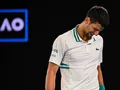 Novak Djokovic đã bị cơ quan xuất nhập cảnh Australia giữ lại thẩm vấn trong 8 tiếng tại sân bay Melbourne . Ảnh AP.