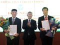 Thứ trưởng Bộ TT&TT Nguyễn Thành Hưng trao Quyết định cho các cán bộ