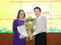 Thứ trưởng Bộ TT&TT Hoàng Vĩnh Bảo trao quyết định bổ nhiệm cho bà Mai Hương Giang