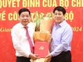 Thường trực Ban Bí thư Lương Cường (phải) trao quyết định cho tân Bí thư Bắc Giang Nguyễn Văn Gấu. 