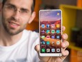 Trên tay chiếc Xiaomi Mi Mix 2s (Ảnh: Phonearena)