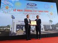 Ông Phạm Văn Dũng - TGĐ Ford Việt Nam trao giấy chứng nhận Tây Ninh Ford trở thành đại lý ủy quyền chính hãng của Ford