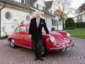 Tiến sĩ Wolfgang Porsche (2016) bên cạnh mẫu xe 356 B ở phía trước Dinh thự của Porsche tại Stuttgart.