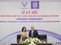 Bà Lê Thị Thu Thủy - Phó Chủ tịch Vingroup kiêm Chủ tịch VinFast và ông Barry Engle, Phó Chủ tịch điều hành kiêm Chủ tịch GM quốc tế ký thỏa thuận hợp tác chiến lược tại thị trường Việt Nam. 