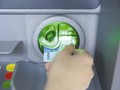 Tại Việt Nam, thẻ ATM chủ yếu dùng để rút tiền. Ảnh: THÀNH HOA