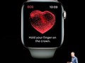 Mẫu Apple Watch Series 4 được chiếu trong ngày ra mắt hồi tháng 9. ẢNH: REUTERS