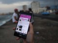 Một chủ tài khoản Youtube người Cuba đang giới thiệu kênh Youtube của cô trên điện thoại di động - Ảnh: AFP