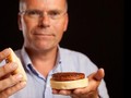 Bánh hamburger đầu tiên được trồng trong phòng thí nghiệm vào năm 2013 tốn hơn 300.000 USD để sản xuất.