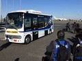Phóng viên chuẩn bị đi thử xe buýt mini tự lái ở Sân bay Quốc tế Haneda tại Tokyo. Ảnh: AFP.