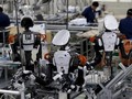 Robot làm việc cùng nhân viên người thật. ẢNH: REUTERS