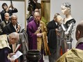 Robot Mindar và các nhà sư. ẢNH: KYODO