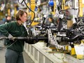 Một công nhân làm việc tại Jaguar Land Rover ở Castle Bromwich. Ảnh: theguardian.com