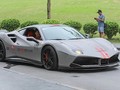 Một mẫu Ferrari 488 GTB độ SVR hàng độc lăn bánh tại Hà Nội. 