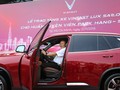 Ông Park ngồi thử chiếc xe VinFast Lux SA2.0. Ảnh: H.Đ.

