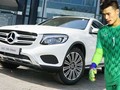 Chiếc Mercedes-Benz GLC mà thủ môn Bùi Tiến Dũng được tặng thuộc phiên bản GLC 250 có giá niêm yết 1,989 tỷ đồng.
